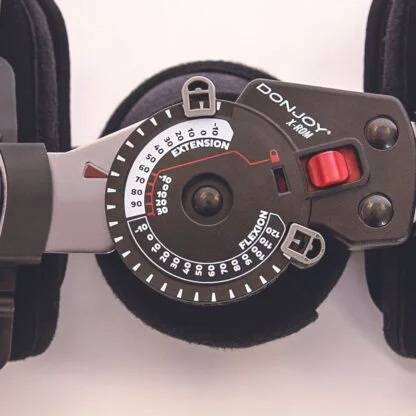 Orteza stawu kolanowego obejmująca całą goleń i udo X-ROM KNEE BRACE