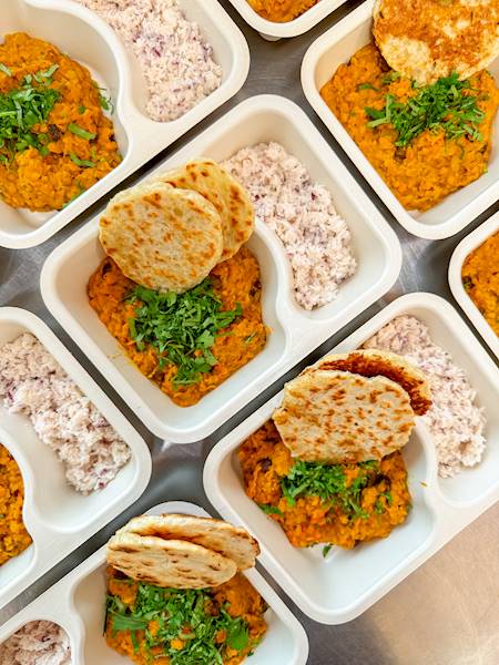 DAHL Z CHLEBKIEM ROTI I SAMBAL