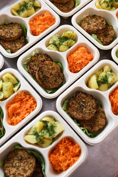 KOTLECIKI Z KALAFIORA Z ZIEMNIAKAMI I SURÓWKĄ