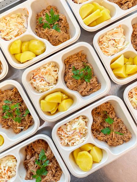 PULLED PORK Z ZIEMNIAKAMI I SURÓWKĄ COLESLAW