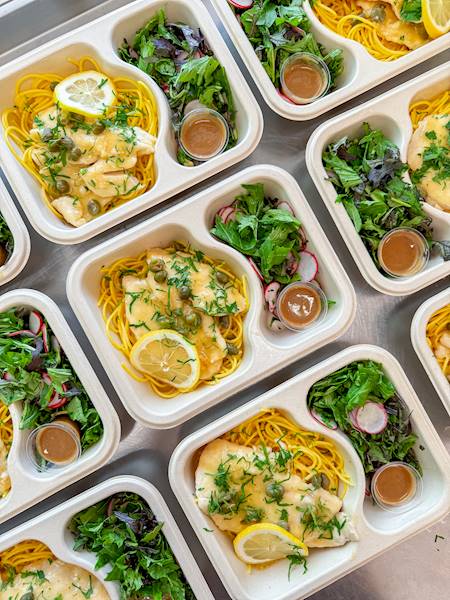 KURCZAK PICCATA ZE SPAGHETTI I SAŁATKĄ