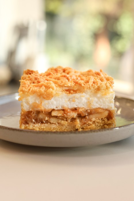 SZARLOTKA Z BEZĄ (1 KAW)