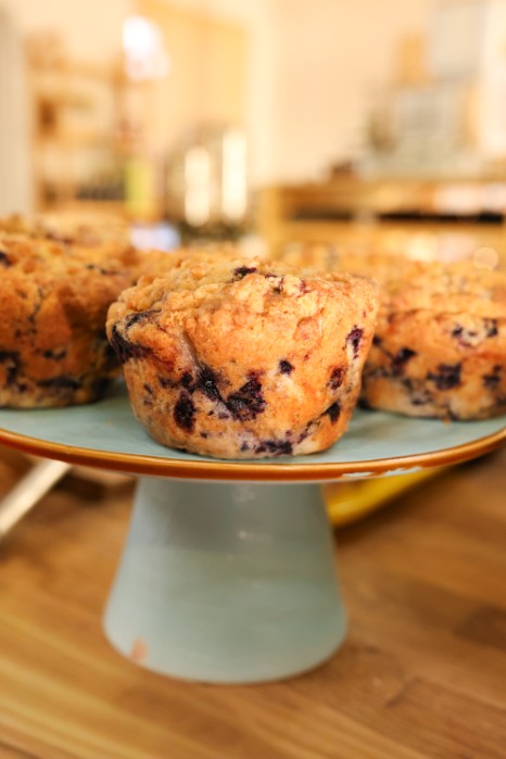 MUFFIN Z OWOCAMI I BIAŁĄ CZEKOLADĄ