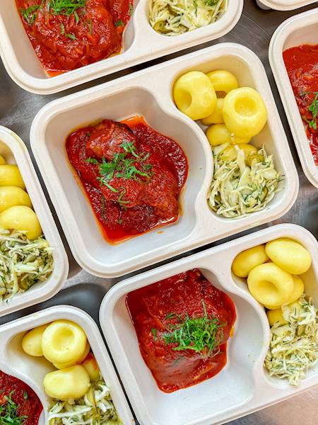KARKÓWKA PIECZONA W POMIDORACH Z ZIEMNIAKAMI