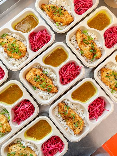 KATSU Z PIERSI Z KURCZAKA PANKO Z SOSEM CURRY