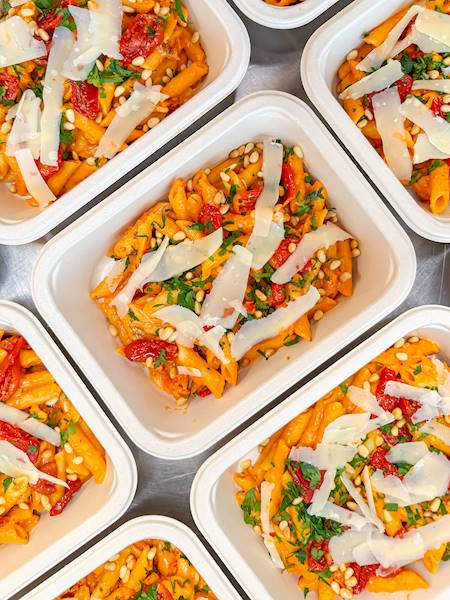 MAKARON PENNE Z SOSEM ŚMIETANOWO POMIDOROWYM