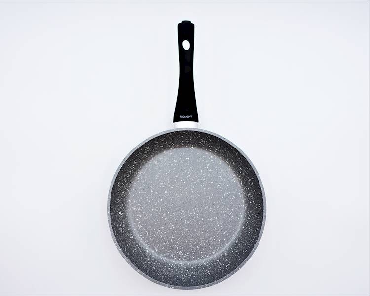 Patelnia Magnat Stone z powłoką Qualum Basic 26 cm AMBITION