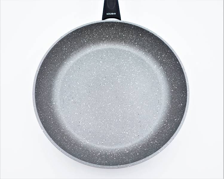 Patelnia Magnat Stone z powłoką Qualum Basic 30 cm AMBITION