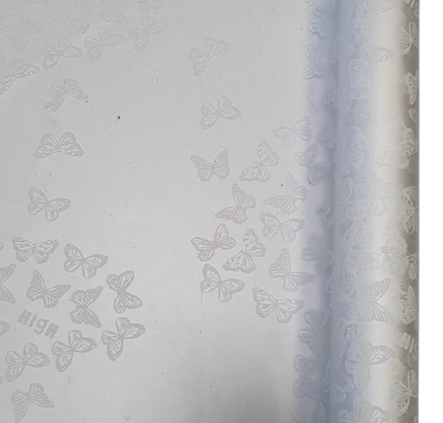 FOLIA SATYNOWA 50CMX10Y WZÓR MOTYLE BIAŁY