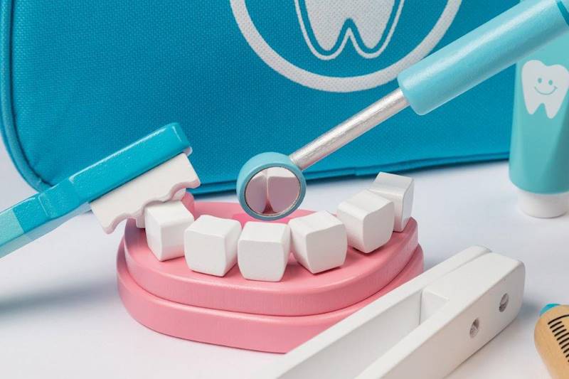 Drewniany zestaw MAŁEGO DENTYSTY z torbą 