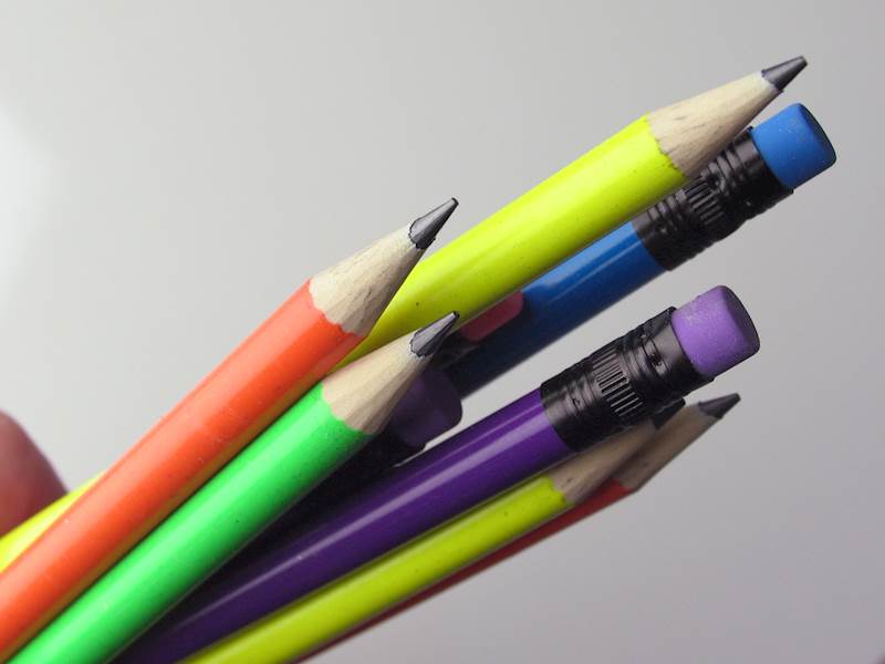OŁÓWEK STIC Z GUMKĄ ŻYWICA HB FLUO TOMA