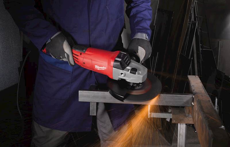 SZLIFIERKA KĄTOWA 230 MM O MOCY 2200 W MILWAUKEE AG 22-230 E D-SET