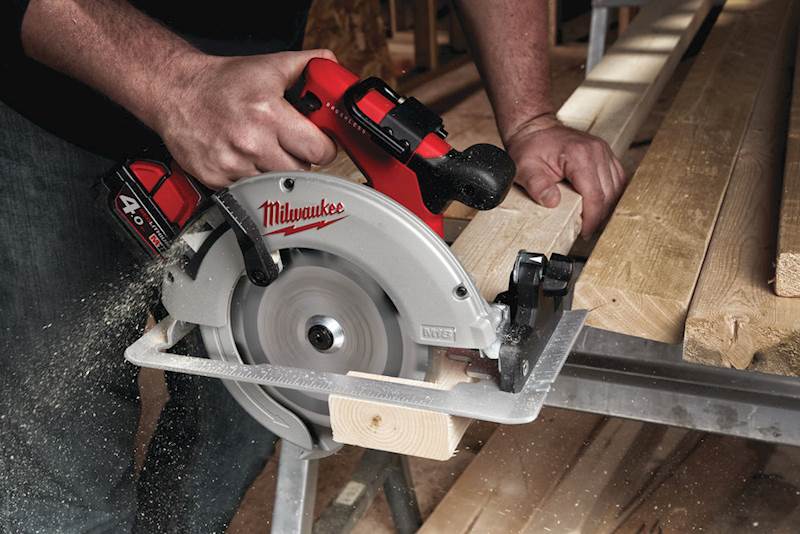 PILARKA TARCZOWA DO DREWNA I TWORZYW SZTUCZNYCH MILWAUKEE M18 FCS66-0
