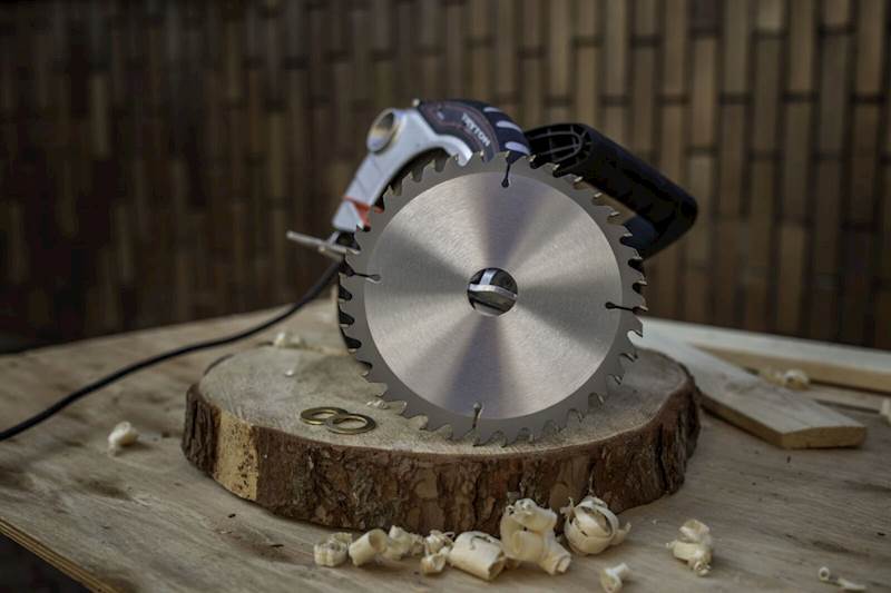 TARCZA DO DREWNA Z WĘGLIKIEM SPIEKANYM PROLINE 210 MM 24T