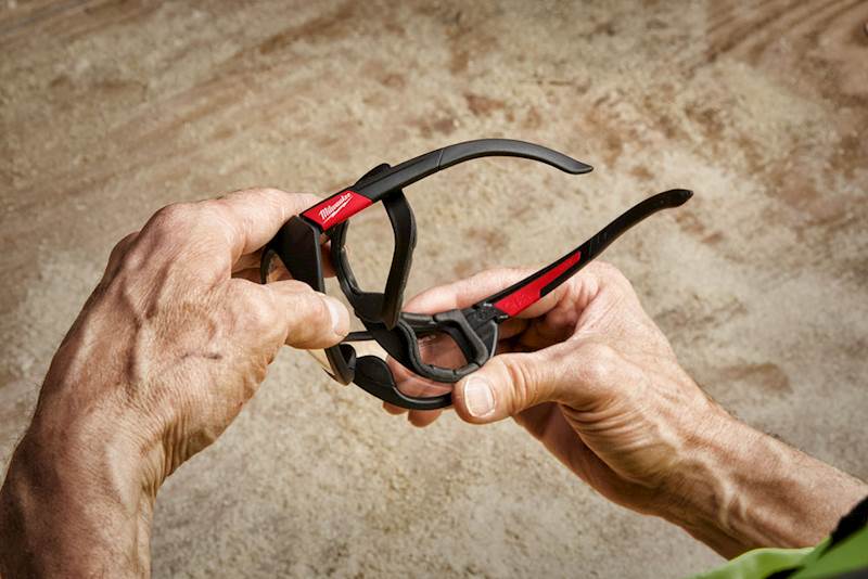 OKULARY OCHRONNE PREMIUM Z USZCZELKĄ MILWAUKEE BEZBARWNE