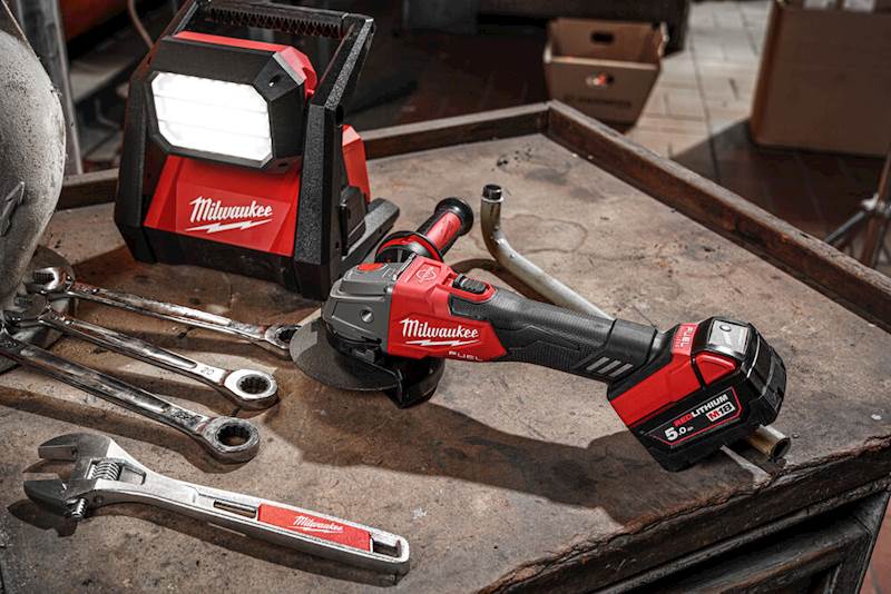 SZLIFIERKA KĄTOWA 125 MM Z HAMULCEM I WŁĄCZNIKIEM SUWAKOWYM MILWAUKEE FUEL M18 FSAG125XB-0X