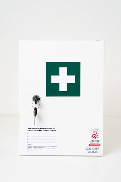 Apteczka metalowa 30 z wyposażeniem DIN 13157