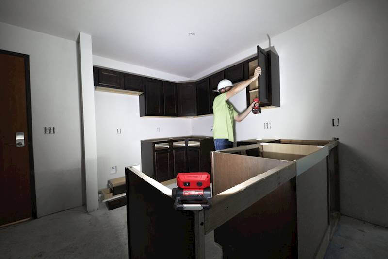 Lampa kieszonkowa magnes 550lm Milwaukee L4FFL-301   4933479766