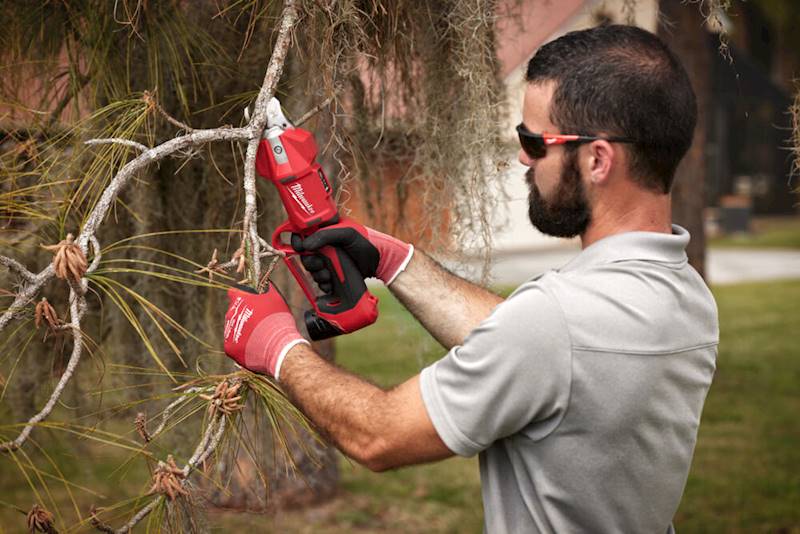 Sekator ogrodowy do cięcia gałęzi akumulatorowy Milwaukee    4933480114