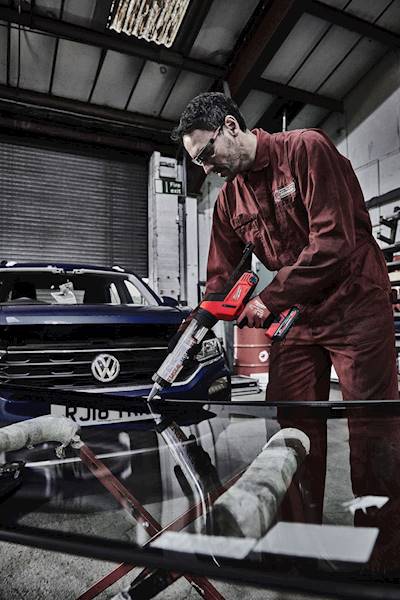 Pistolet wyciskacz do silikonu mas 600ml Milwaukee C18PCG/600A-0B   4933459638