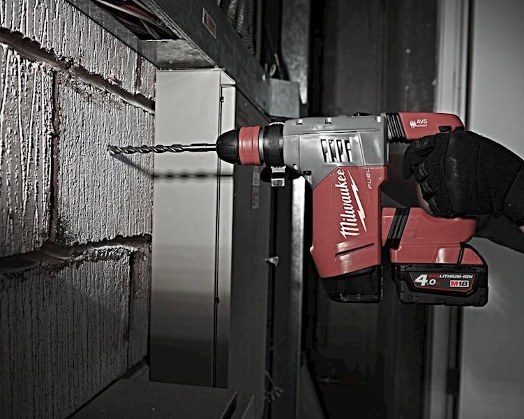 Młotowiertarka akumulatorowa Milwaukee + Odsysacz   M18 CHPXDE-502C  -  4933448180