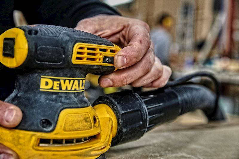 DeWalt SZLIFIERKA MIMOŚRODOWA DWE6423 -QS 280W 125MM