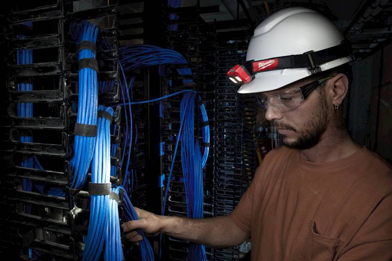 Latarka czołowa czołówka Milwaukee HL-SF 450 lumen   4933471388