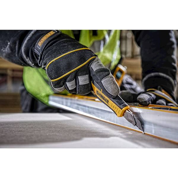 Nóż z łamanym ostrzem do tapet DeWalt    DWHT10333-0
