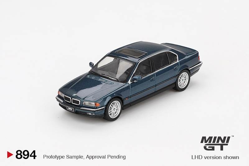 MINI GT 1:64 BMW 750 IL (E38) SORRENTO BLUE METALLIC 1998
