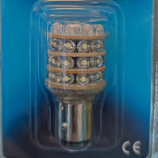 ŻARÓWKA LED BIAŁA T25 BAY15D 12V 36LED