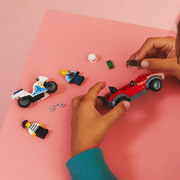 LEGO 60392 City Motocykl policyjny – pościg za samochodem