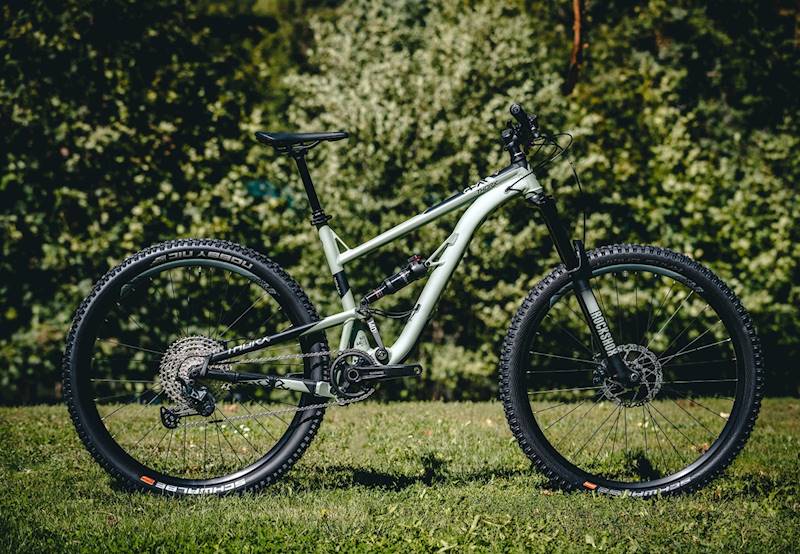 ROWER KELLYS THORX 30 RAMA M KOŁA 29" BIAŁY CZARNY POŁYSK