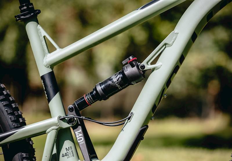 ROWER KELLYS THORX 30 RAMA M KOŁA 29" BIAŁY CZARNY POŁYSK