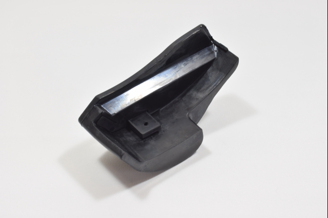 Narożnik górnej płyty akrylowej gumowy, zewnętrzny, prawy // End rubber right Luxura Vegaz art. 31488