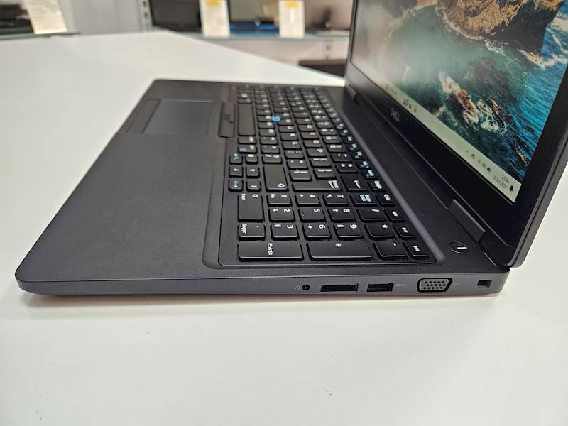 Laptop Dell Latitude 5580 Intel i5 Pamięć 16gb Dysk 256gb ssd Windows Gwarancja