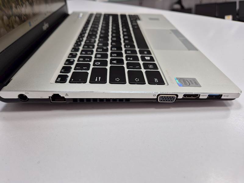 Laptop Fujitsu S935 Intel i5 Pamięć 8gb Dysk 240gb ssd Windows Gwarancja