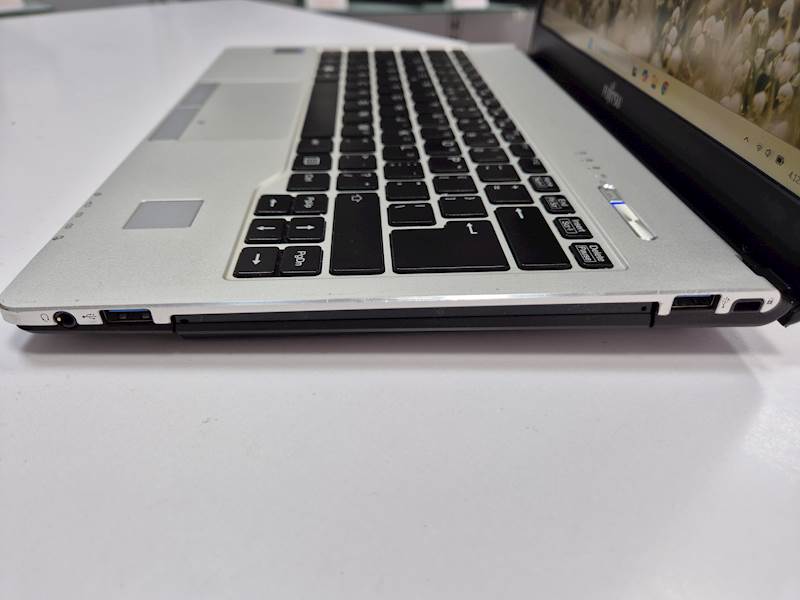 Laptop Fujitsu S935 Intel i5 Pamięć 8gb Dysk 240gb ssd Windows Gwarancja