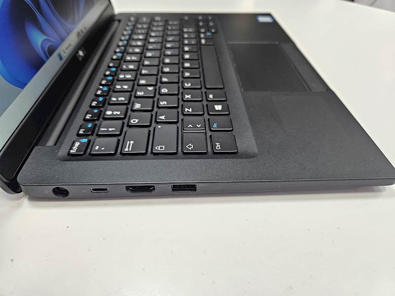 Laptop Dell 7390 Intel i5 Pamięć 16gb Dysk 256gb ssd Windows Gwarancja