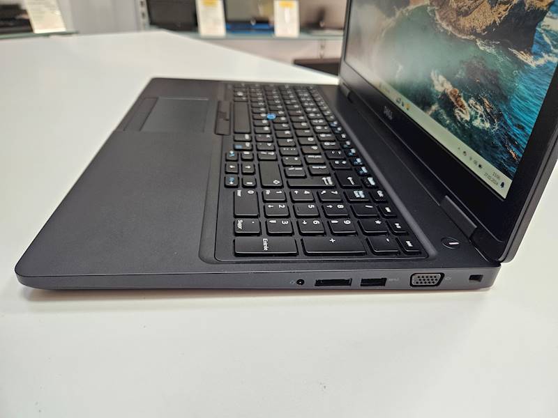 Laptop Dell Latitude 5580 Intel i3 Pamięć 12gb Dysk 256gb ssd Windows Gwarancja
