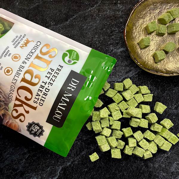 DR MALOU PRZYSMAKI LIOFILIZOWANE DLA KOTA KOSTKI KURCZAKA Z TRAWĄ JĘCZMIENNĄ 50G