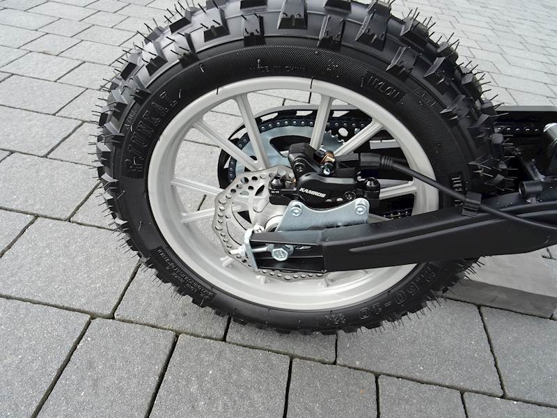 MINI CROSS ASIX 706 50CC 10/10 2T E-ST • Rodzaj skrzyni: Automat • Kolor: Biało/niebieski