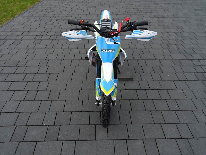 MINI CROSS ASIX 706 50CC 10/10 2T E-ST • Rodzaj skrzyni: Automat • Kolor: Biało/niebieski