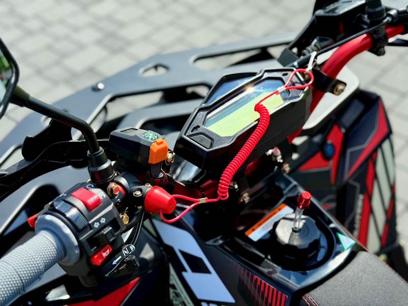 QUAD COMMANDER 8" 125CC • Kolor: Czarno/czerwony • Rodzaj skrzyni: Półautomat 3+1