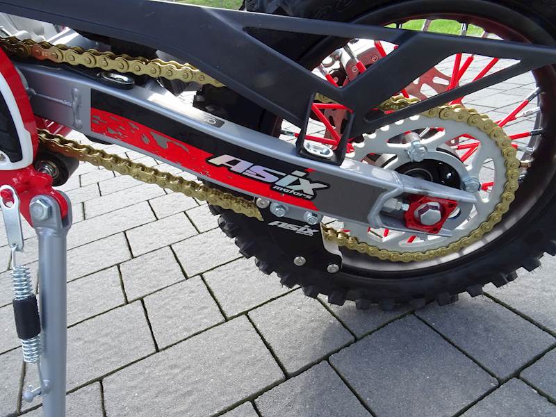 CROSS ASIX XB27 14/12 125 CC MAN E-START • Pojemność: 125cm3 • Kolor: Czarno/czerwony
