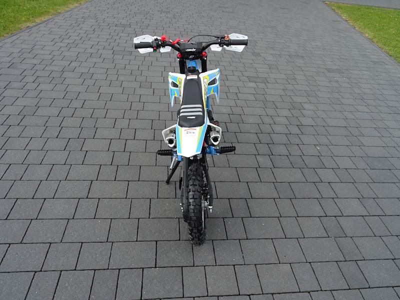 MINI CROSS ASIX 706 50CC 10/10 2T E-ST • Rodzaj skrzyni: Automat • Kolor: Biało/niebieski
