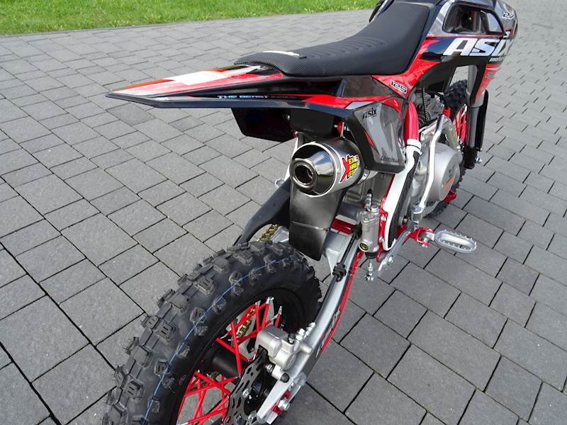 CROSS ASIX XB27 14/12 125 CC MAN E-START • Pojemność: 125cm3 • Kolor: Czarno/czerwony