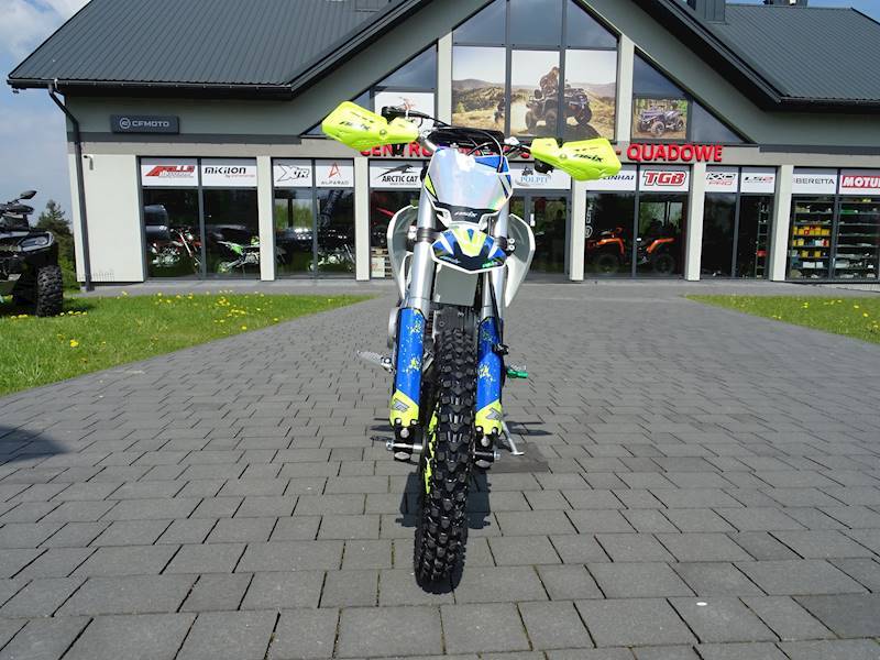 CROSS ASIX XB27 14/12 125 CC MAN E-START • Pojemność: 125cm3 • Kolor: Limonkowo/niebieski