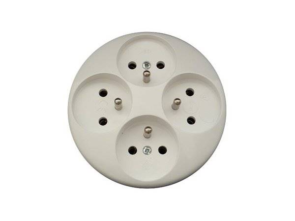 Rozgałęźnik poczwórny  4x2P+Z 16A 230V biały R-31 W-01800