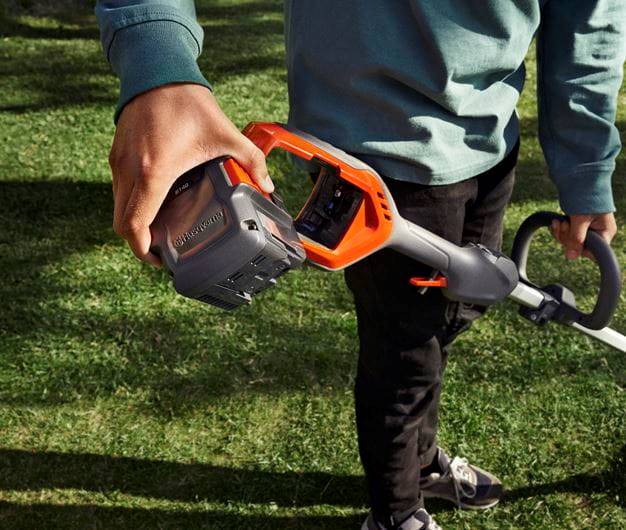PODKASZARKA HUSQVARNA 215iL ZESTAW