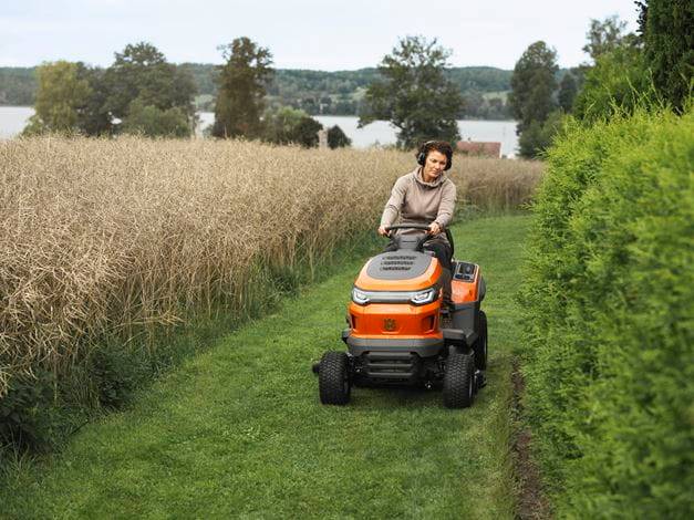 TRAKTOR HUSQVARNA TS215T